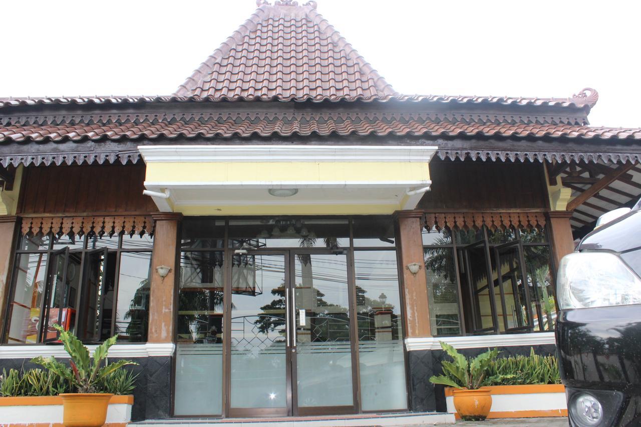 Simpang Tujuh Otel Cepu Dış mekan fotoğraf